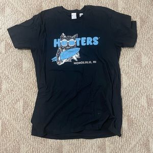 Hooters men’s t shirt